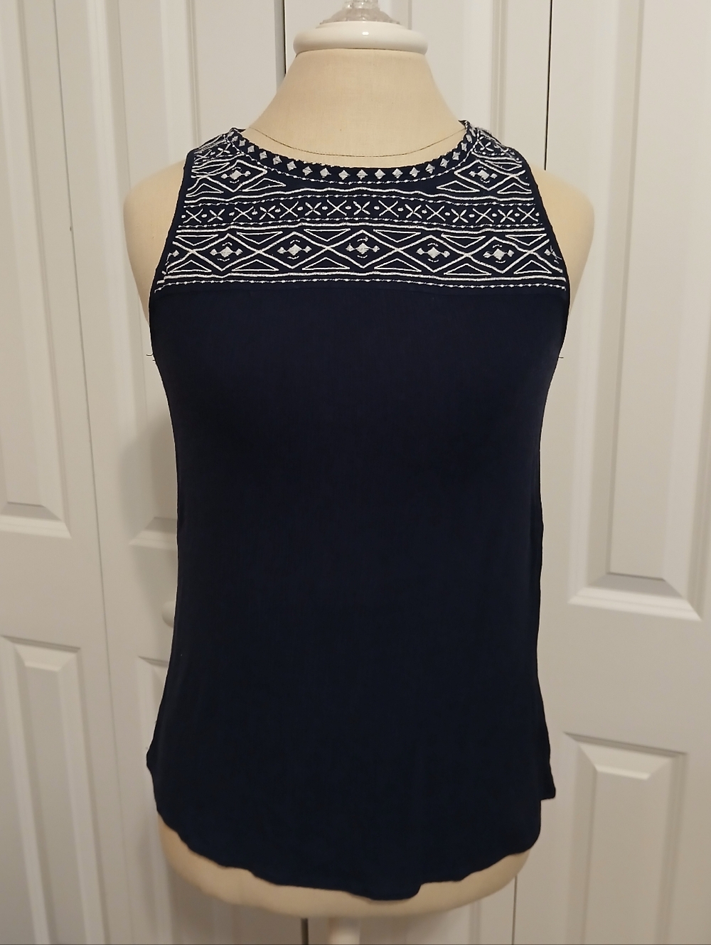 Like New Ladies Maurices Embroidered Navy Gauze Rayon Sleeveless Tank Top Medium